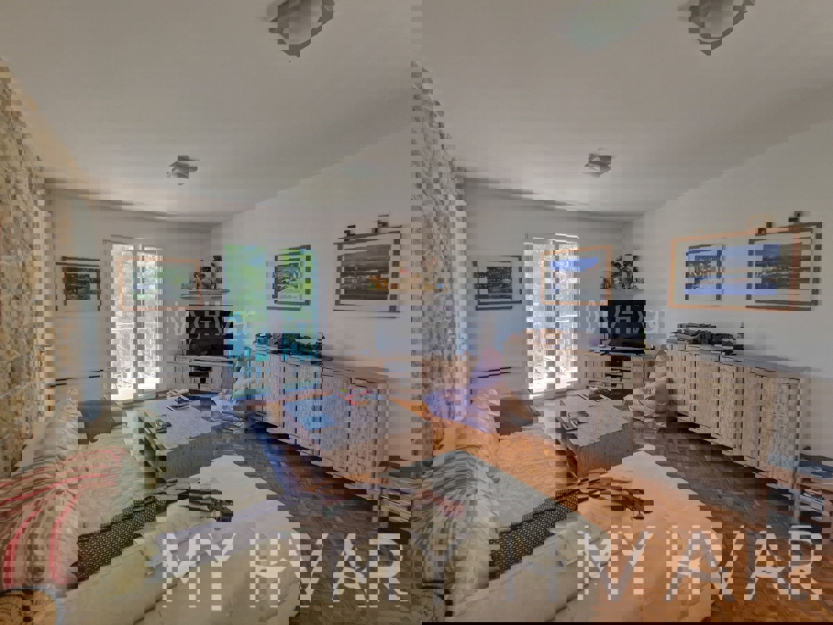 Edinstvena hiša v prvi vrsti do morja v Jelsi/Vrboski