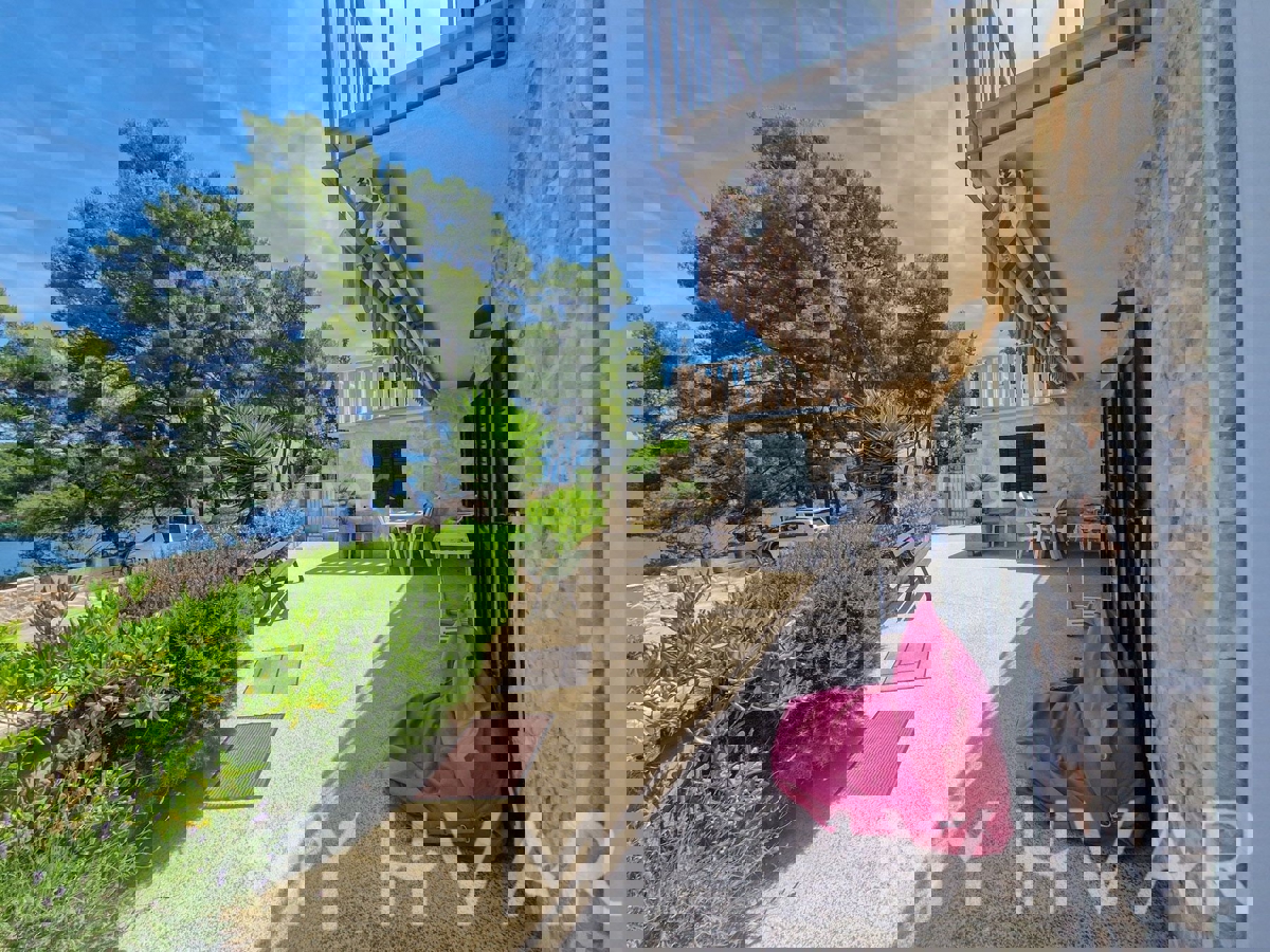 Edinstvena hiša v prvi vrsti do morja v Jelsi/Vrboski