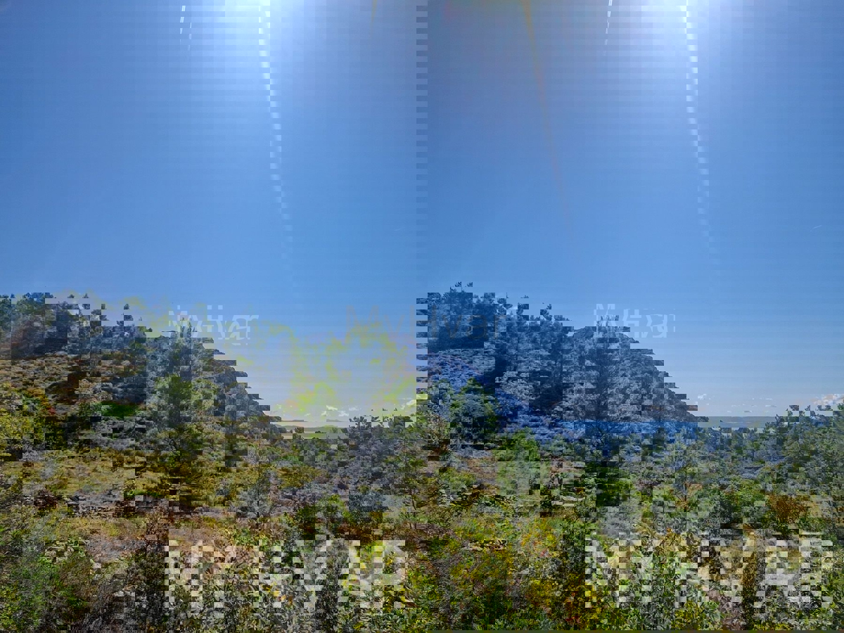 Zemljišče s panoramskim razgledom in hišo