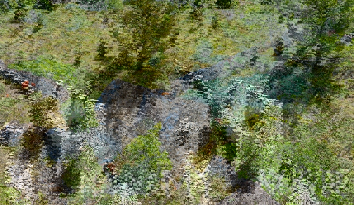 Zemljišče s panoramskim razgledom in hišo