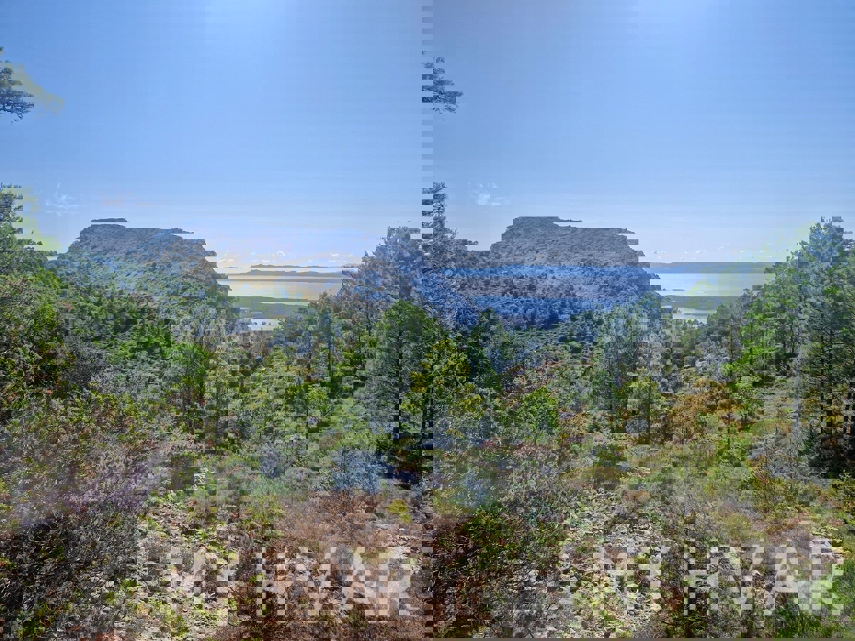 Zemljišče s panoramskim razgledom in hišo