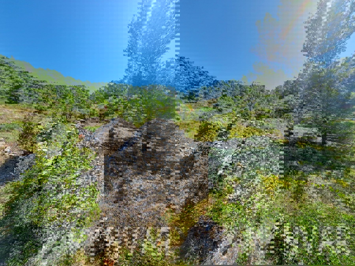 Zemljišče s panoramskim razgledom in hišo