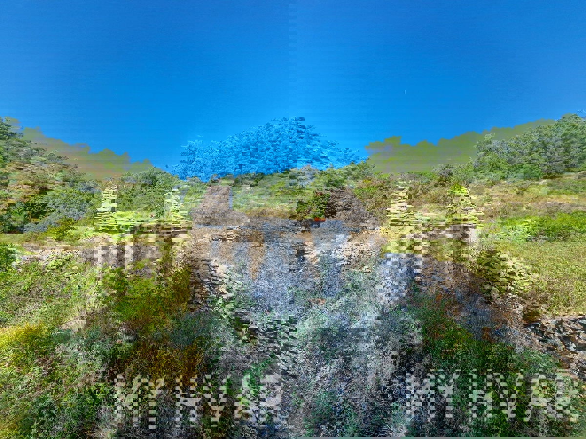 Zemljišče s panoramskim razgledom in hišo