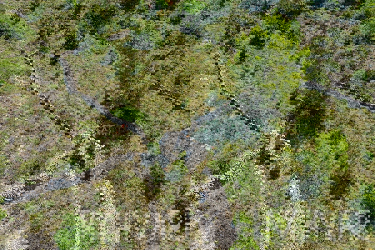 Zemljišče s panoramskim razgledom in hišo