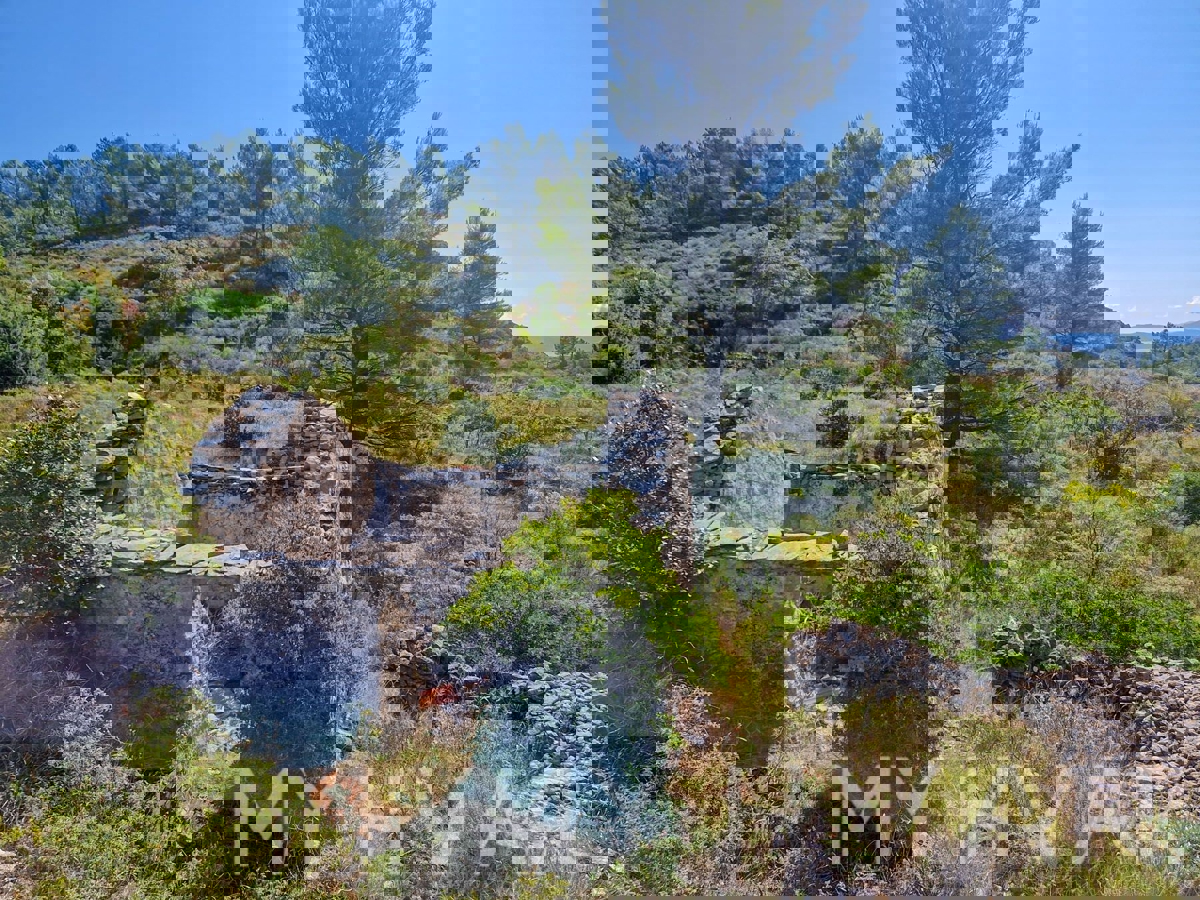 Zemljišče s panoramskim razgledom in hišo