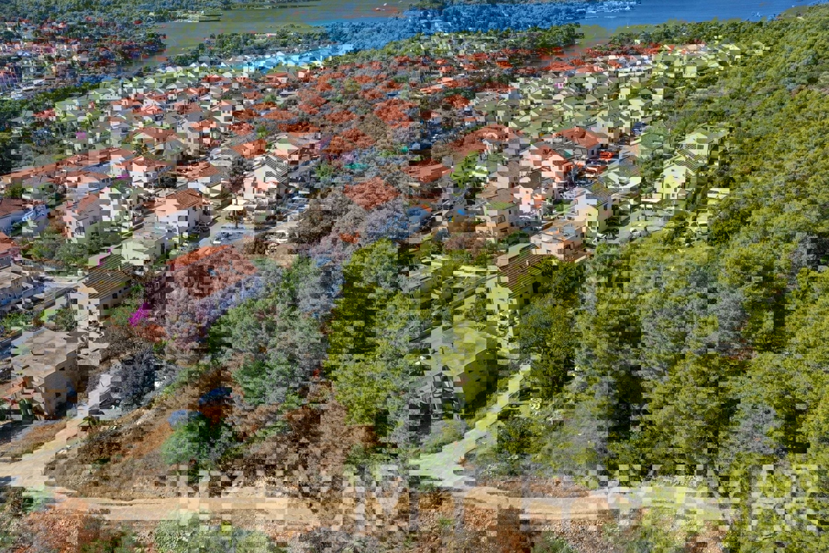 Gradbeno zemljišče s pogledom na morje