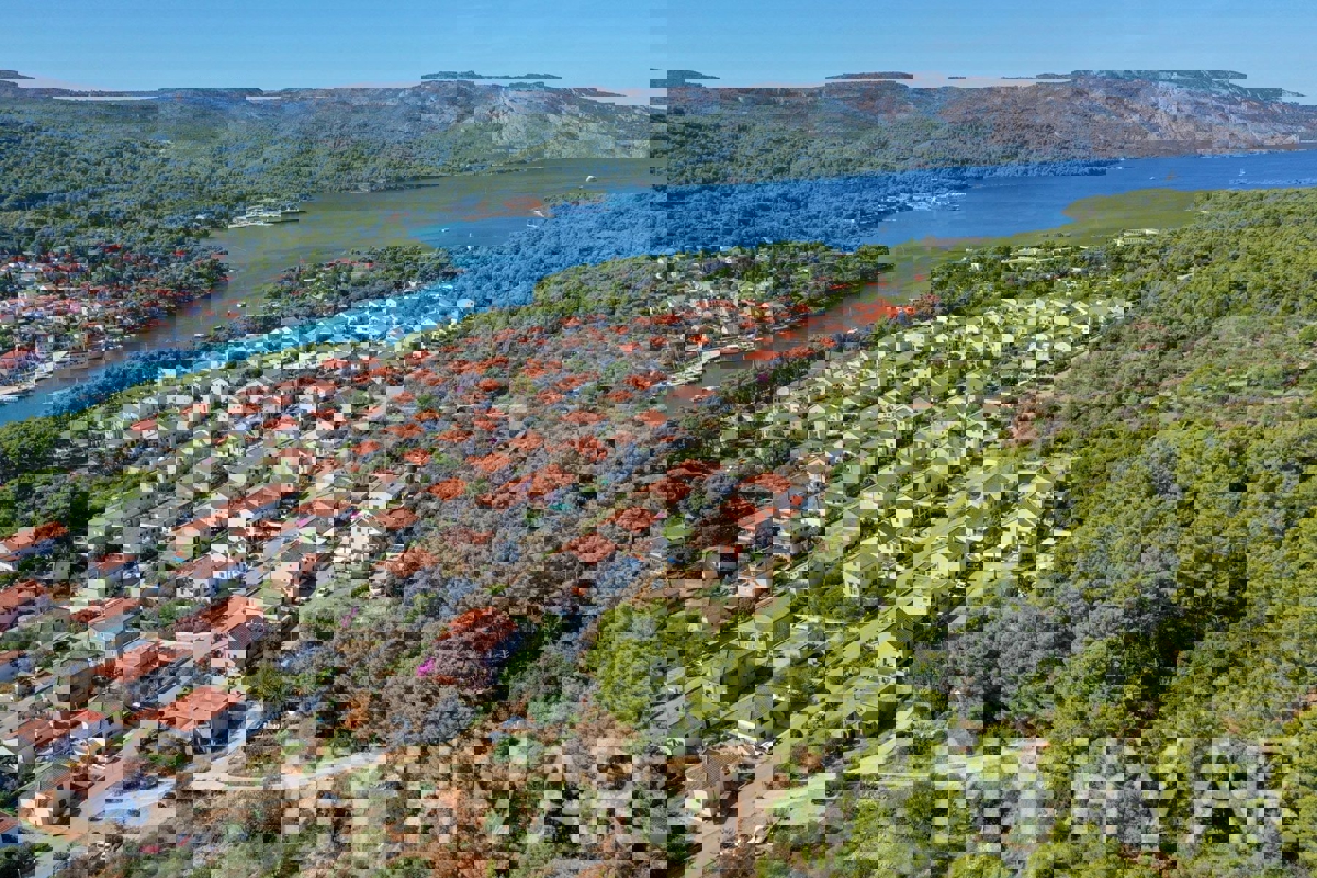 Gradbeno zemljišče s pogledom na morje