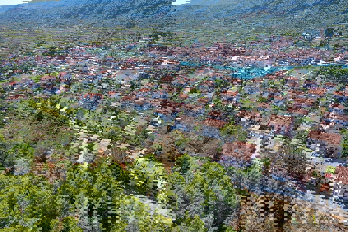 Gradbeno zemljišče s pogledom na morje