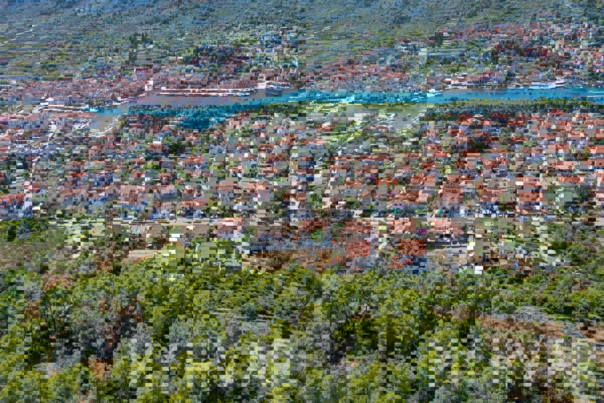 Gradbeno zemljišče s pogledom na morje