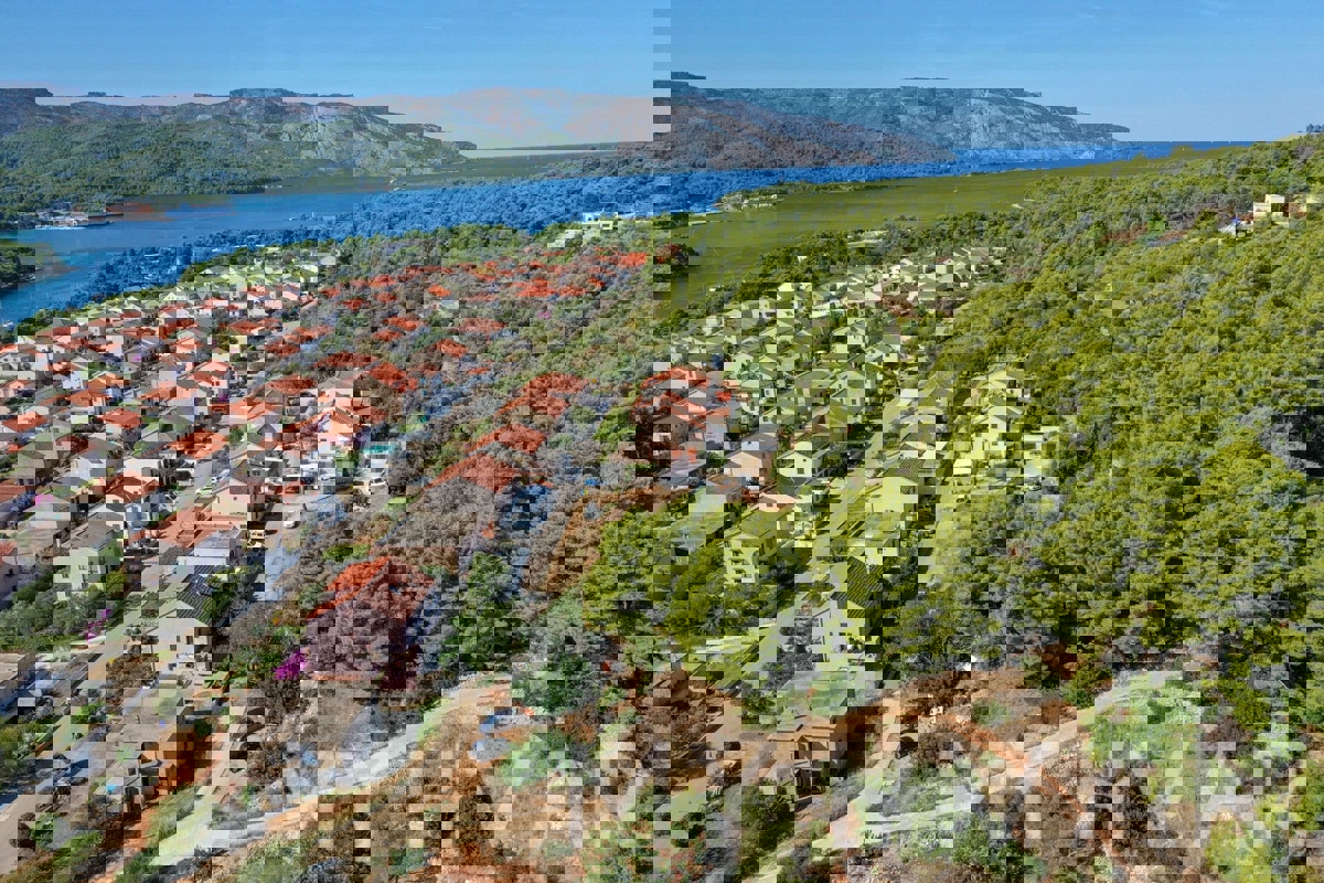 Gradbeno zemljišče s pogledom na morje