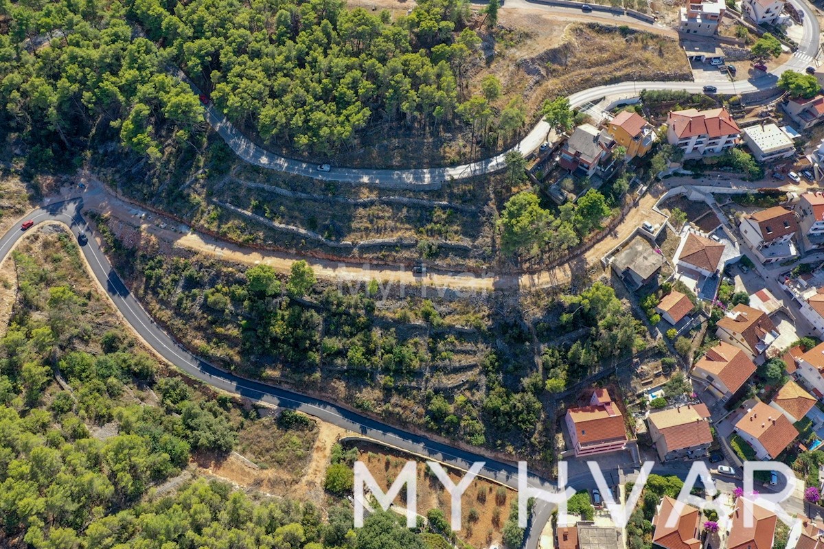 Gradbeno zemljišče s pogledom na pristanišče v Jelsi