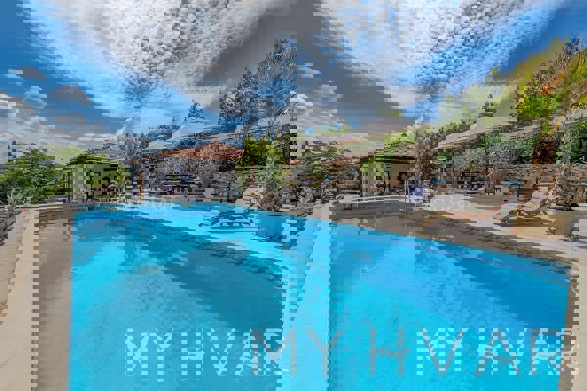 Vila z bazenom in pogledom na morje v Gdinju