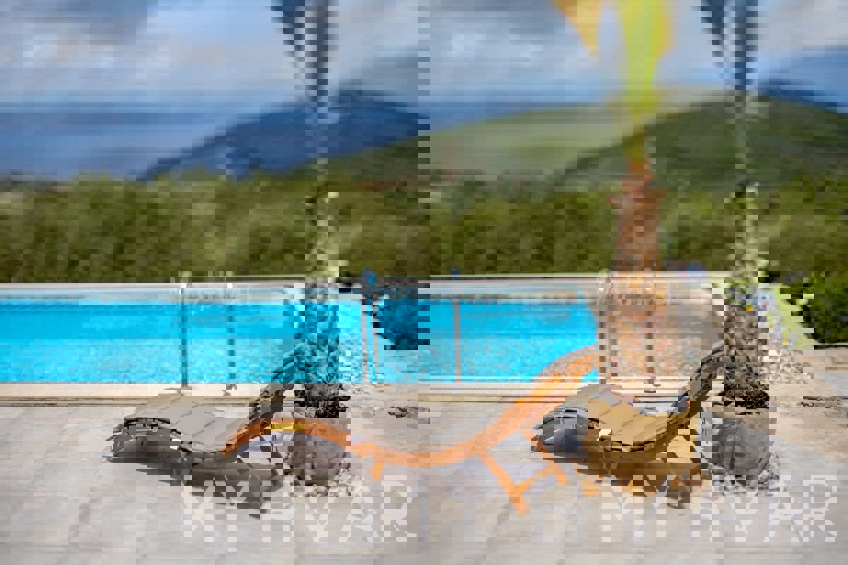 Vila z bazenom in pogledom na morje v Gdinju