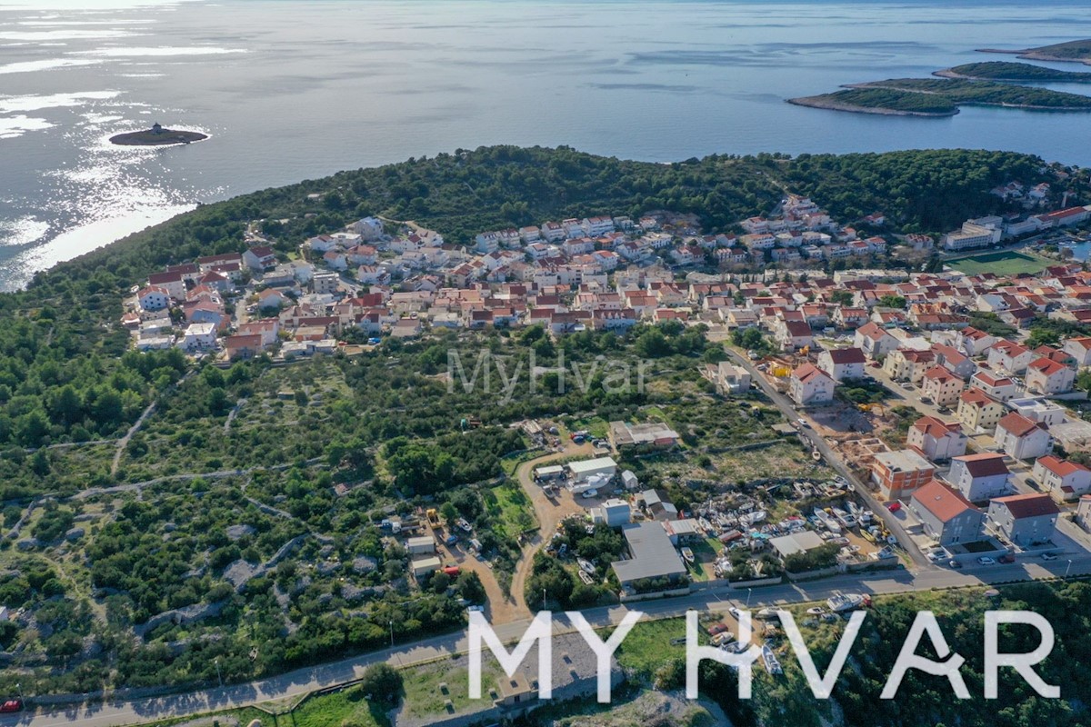 Gradbeno zemljišče v mestu Hvar