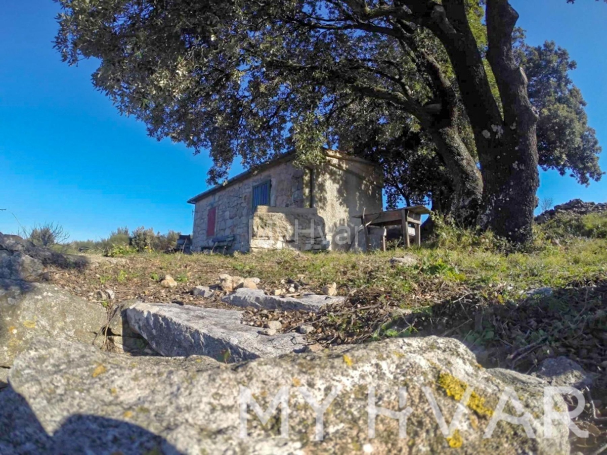 Kmetijsko zemljišče s kočo in pogledom na morje