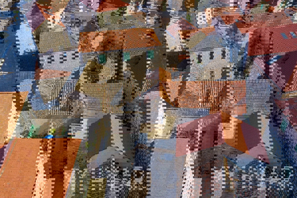 Skrita kamnita hiša na obali v Jelsi
