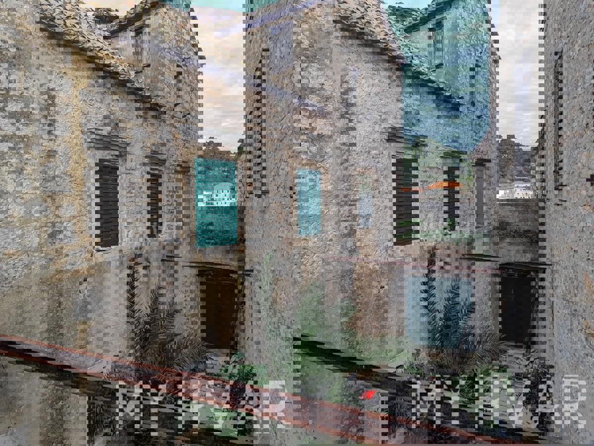 Skrita kamnita hiša na obali v Jelsi
