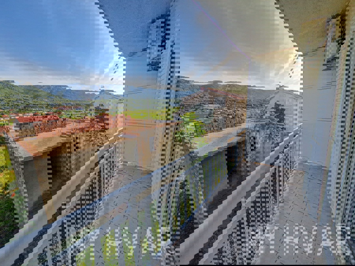 Stanovanjska stavba v Jelsi