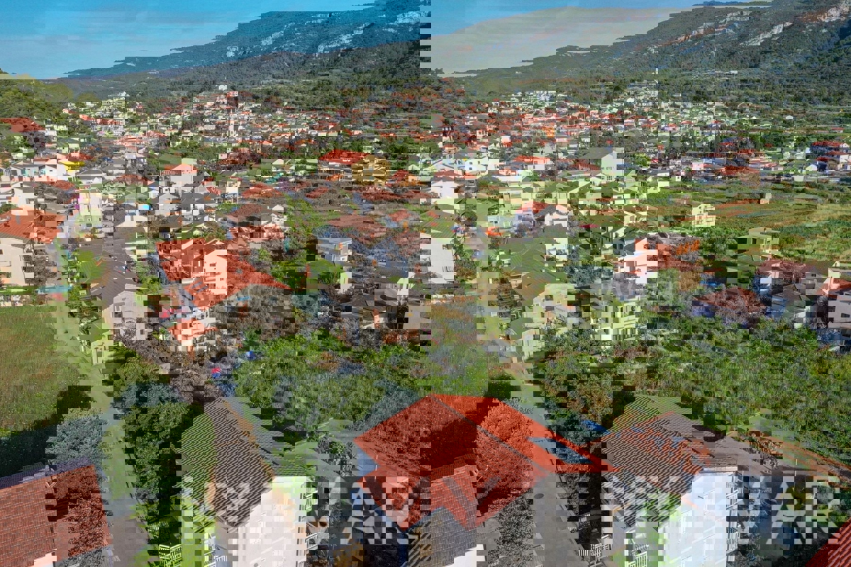 Stanovanjska stavba v Jelsi