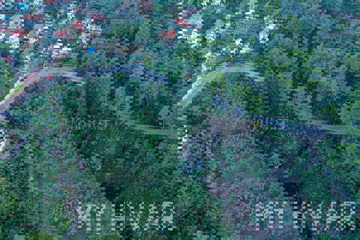 Gradbeno zemljišče v pristanišču Stari Grad