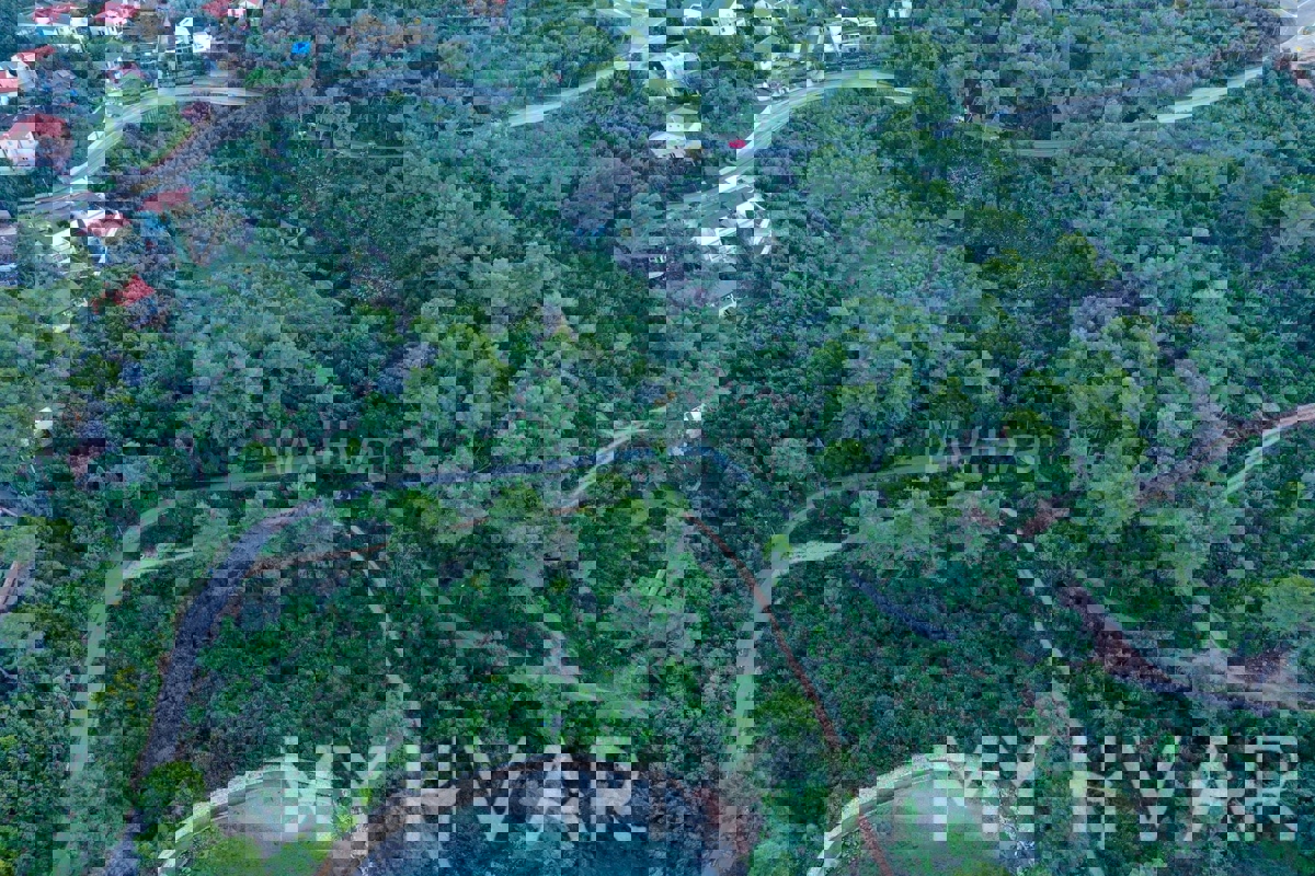 Gradbeno zemljišče v pristanišču Stari Grad