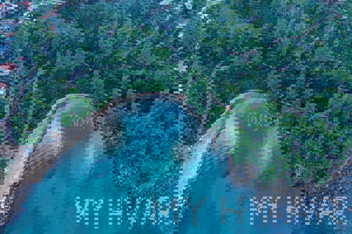 Gradbeno zemljišče v pristanišču Stari Grad