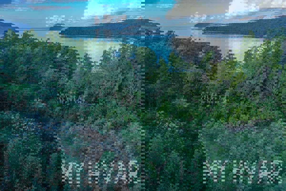 Gradbeno zemljišče v pristanišču Stari Grad