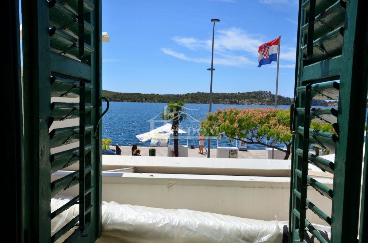 Poslovni prostor + 2 sobe na samem nabrežju!!