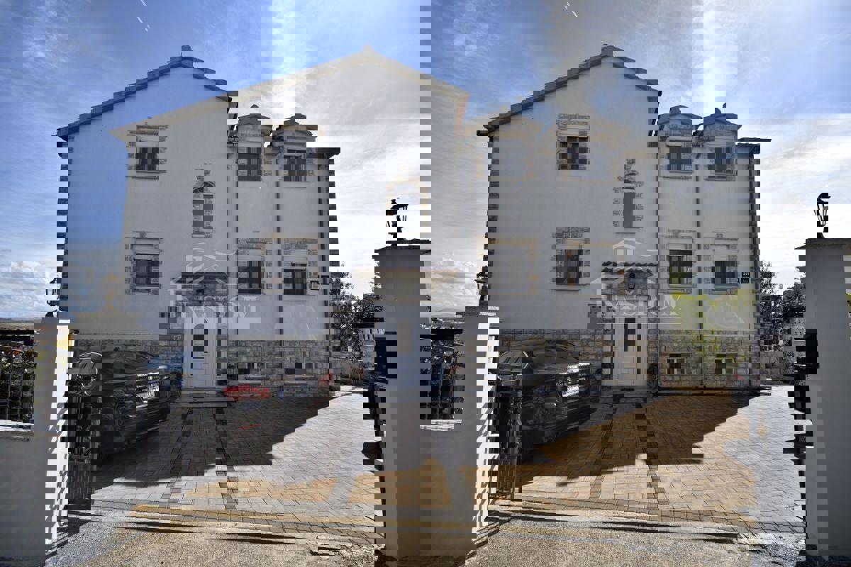 Vodice - Hiša s 5 apartmaji, pogled na morje