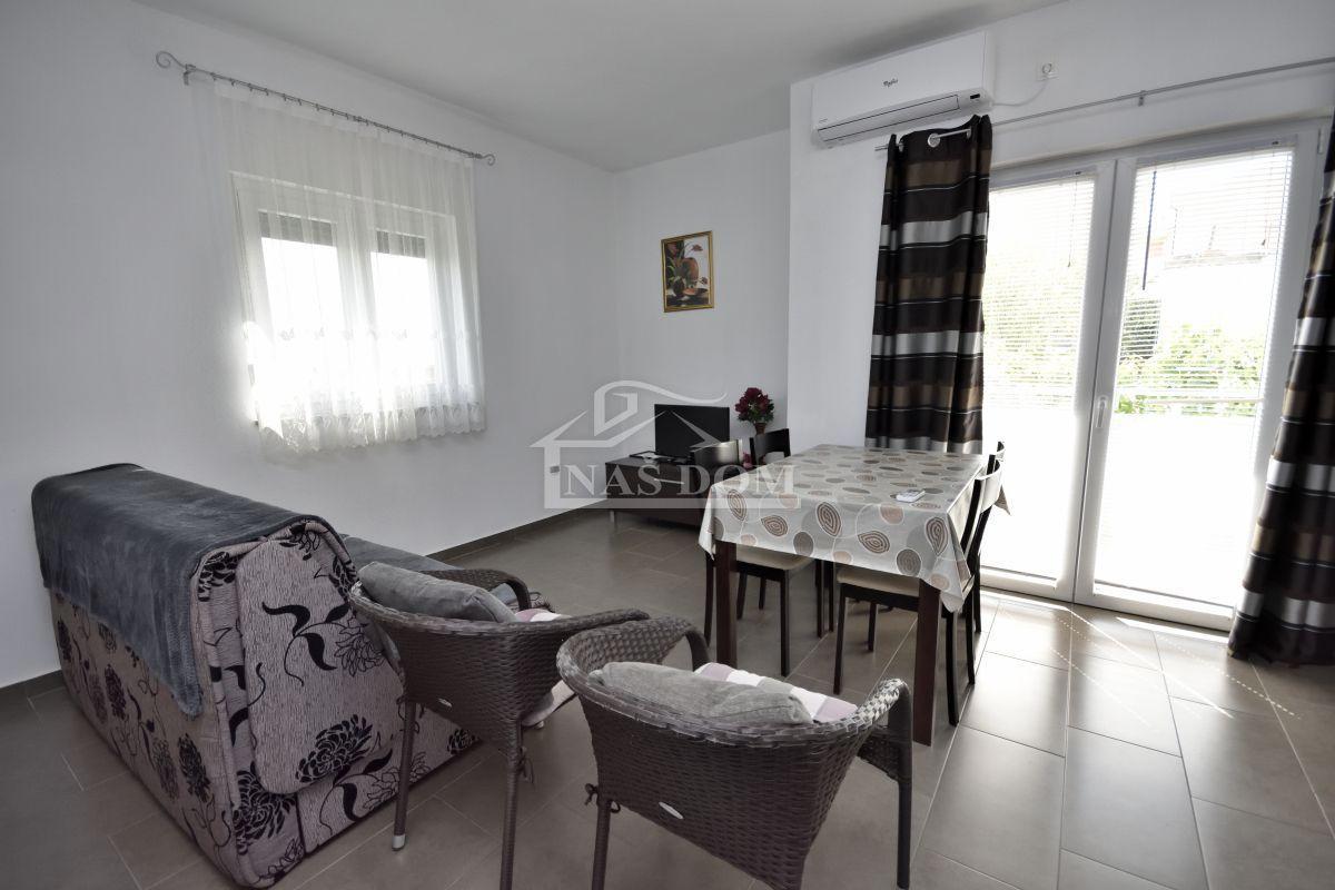 Vodice - Hiša s 5 apartmaji, pogled na morje