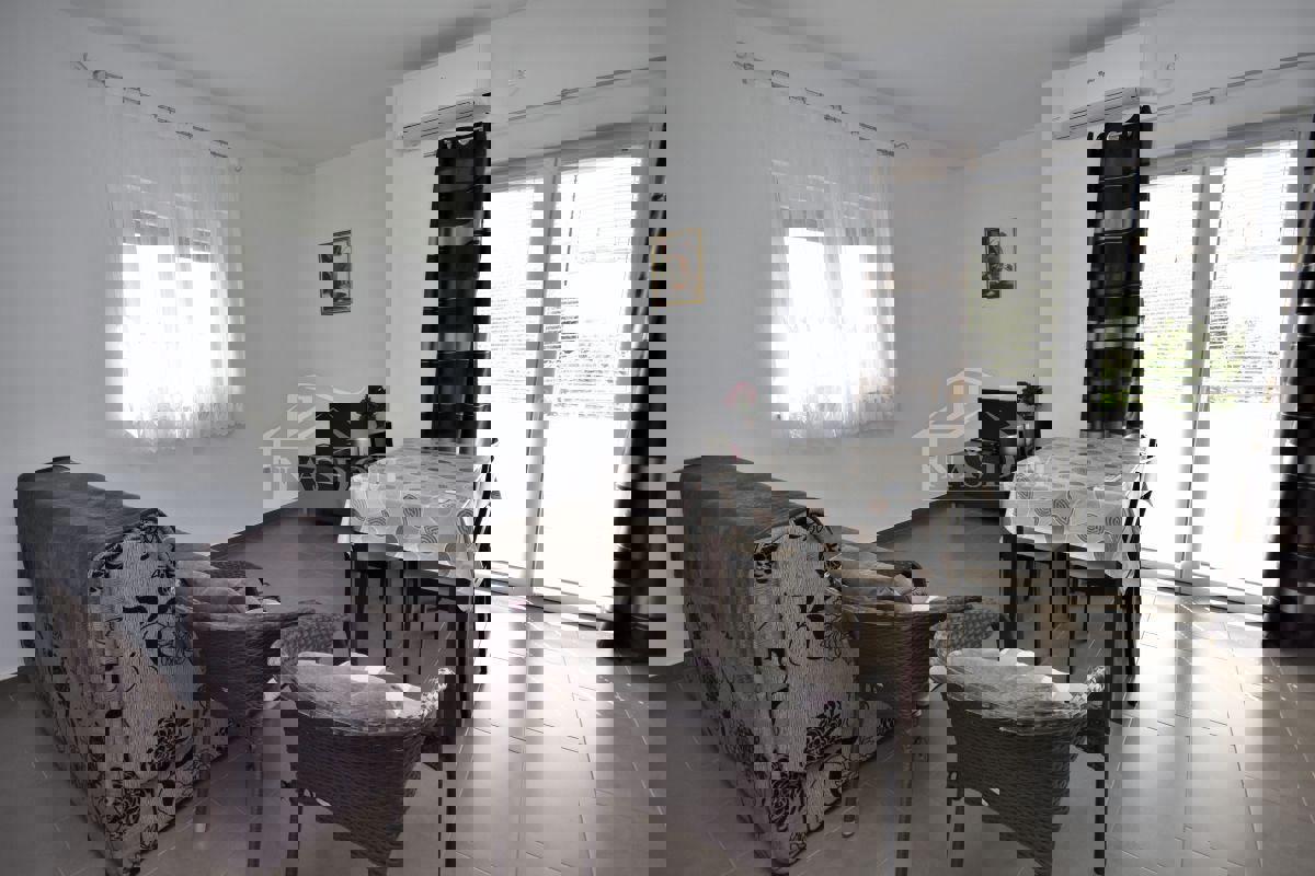 Vodice - Hiša s 5 apartmaji, pogled na morje