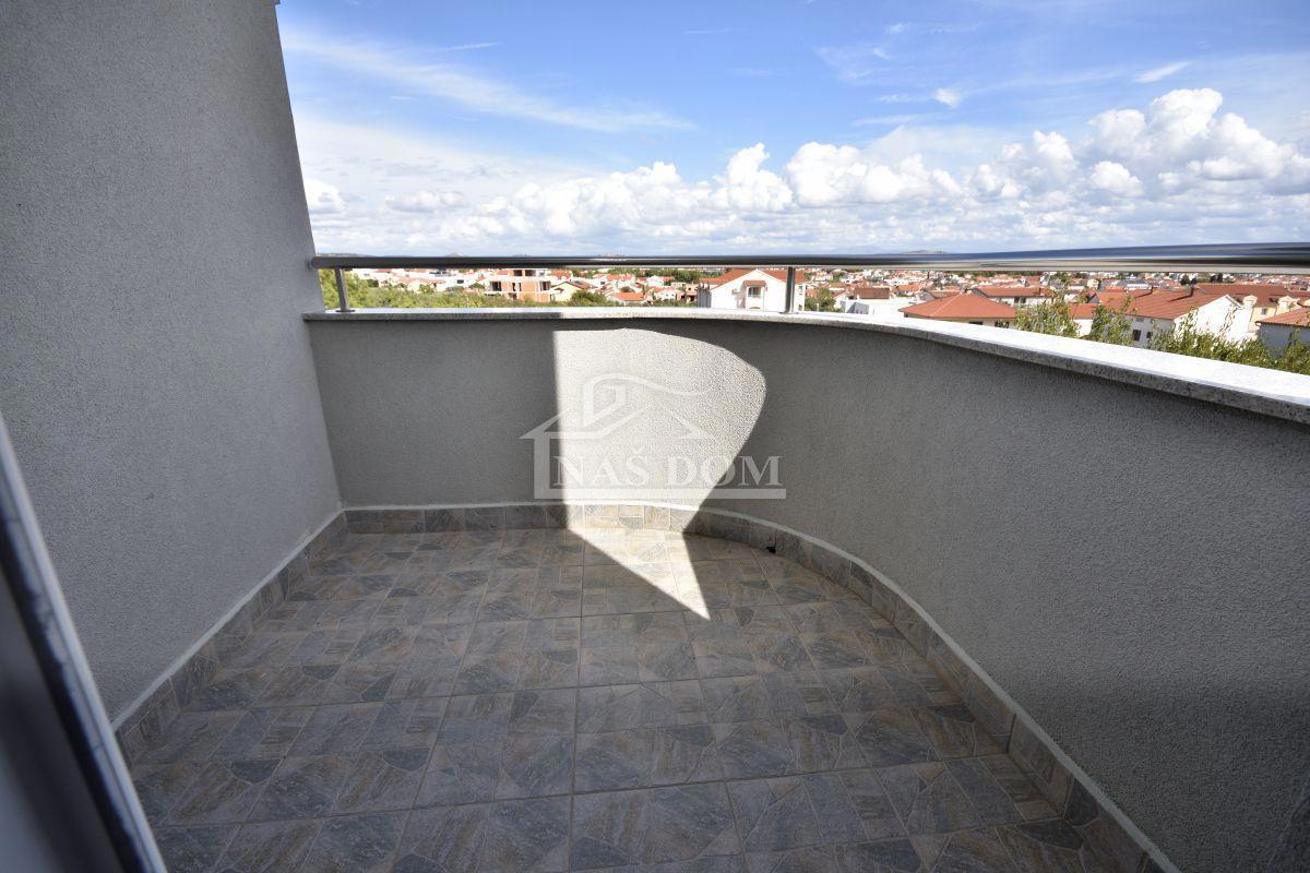 Vodice - Hiša s 5 apartmaji, pogled na morje