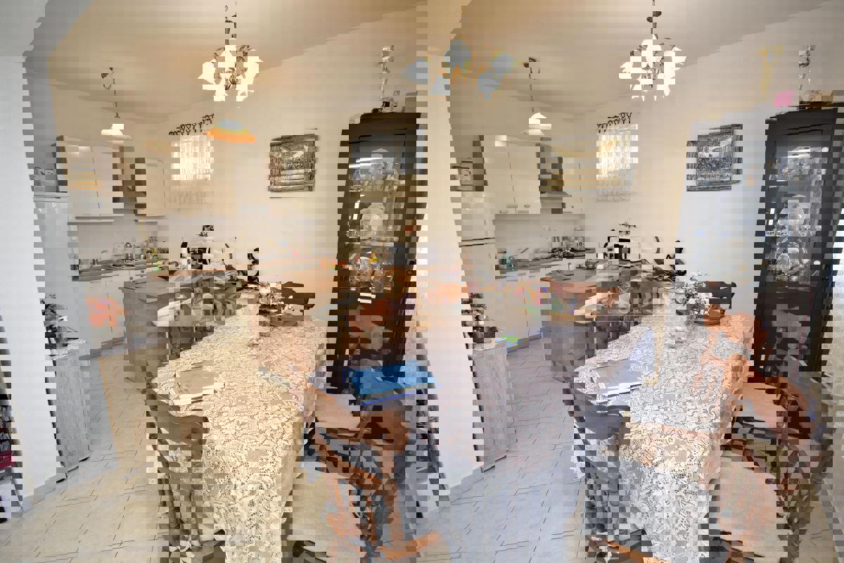 Vodice - Hiša s 5 apartmaji, pogled na morje