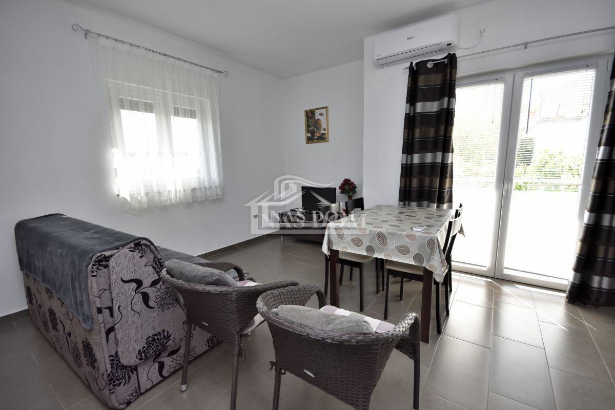 Vodice - Hiša s 5 apartmaji, pogled na morje