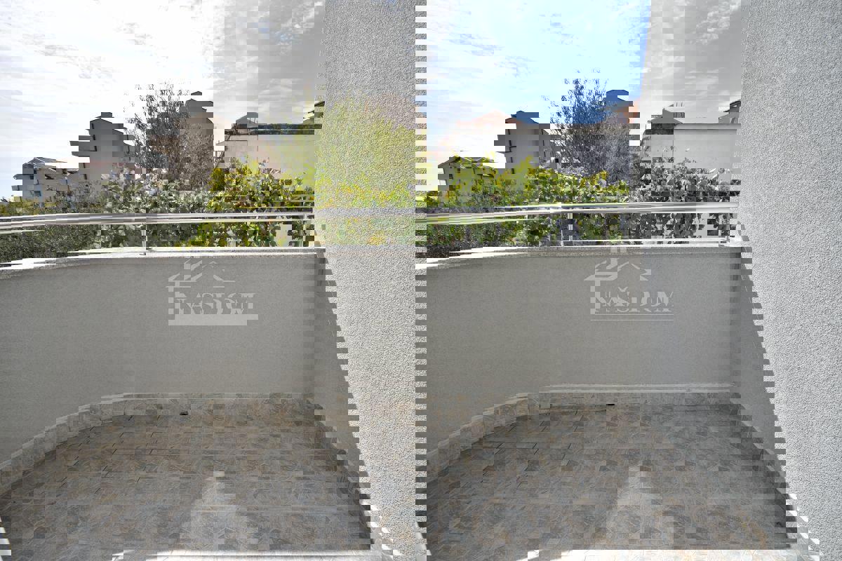 Vodice - Hiša s 5 apartmaji, pogled na morje