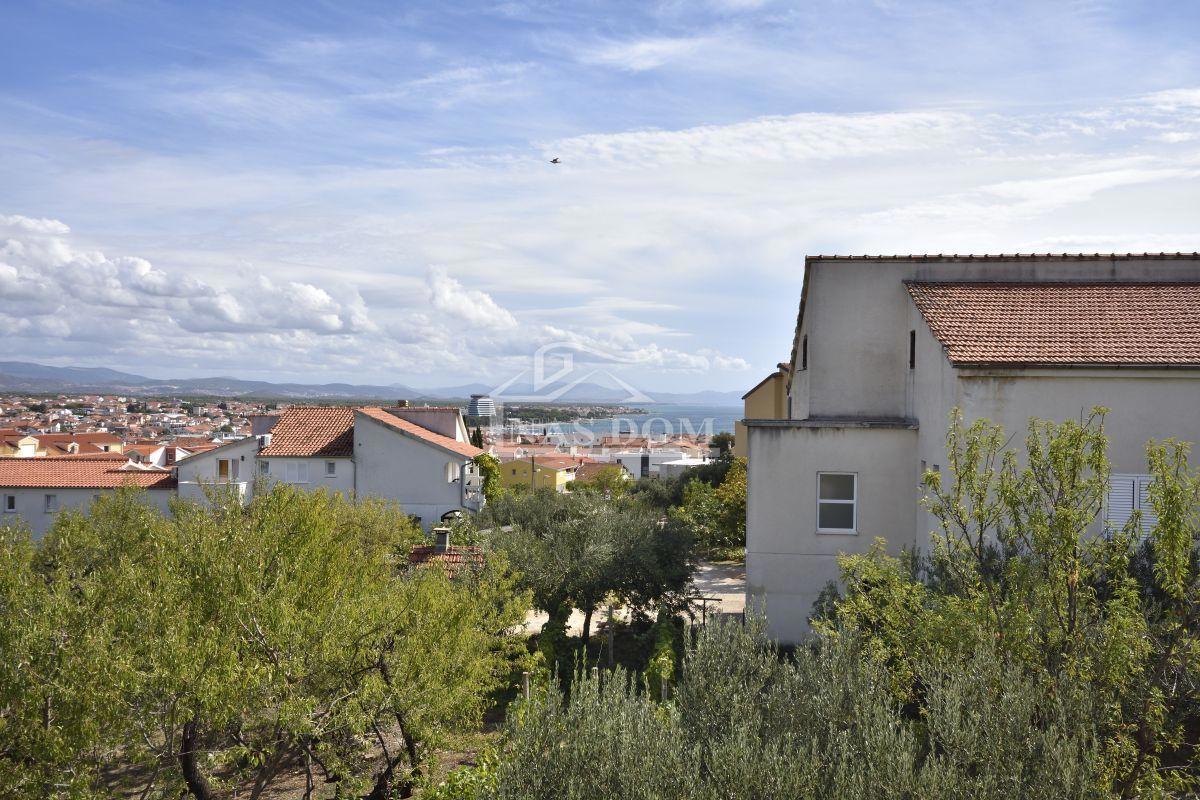 Vodice - Hiša s 5 apartmaji, pogled na morje