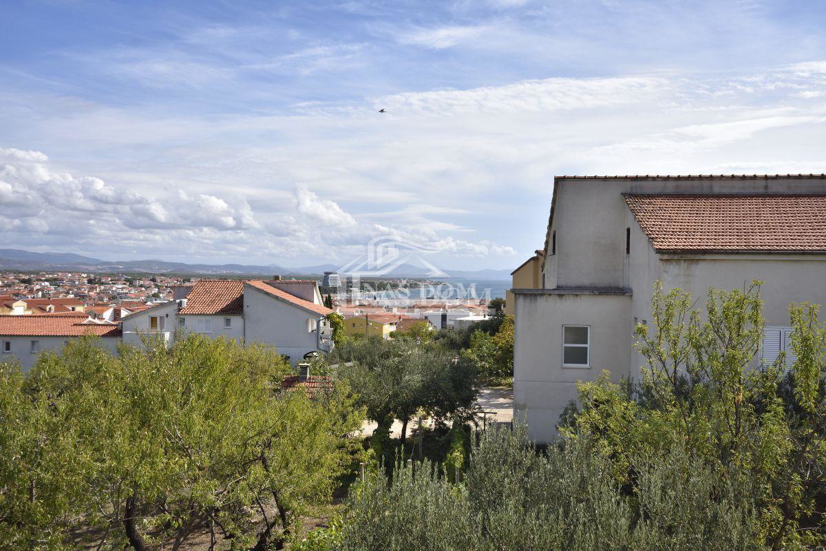 Vodice - Hiša s 5 apartmaji, pogled na morje