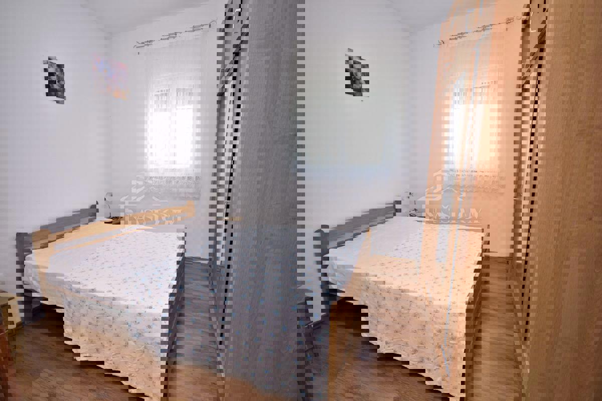 Vodice - Hiša s 5 apartmaji, pogled na morje