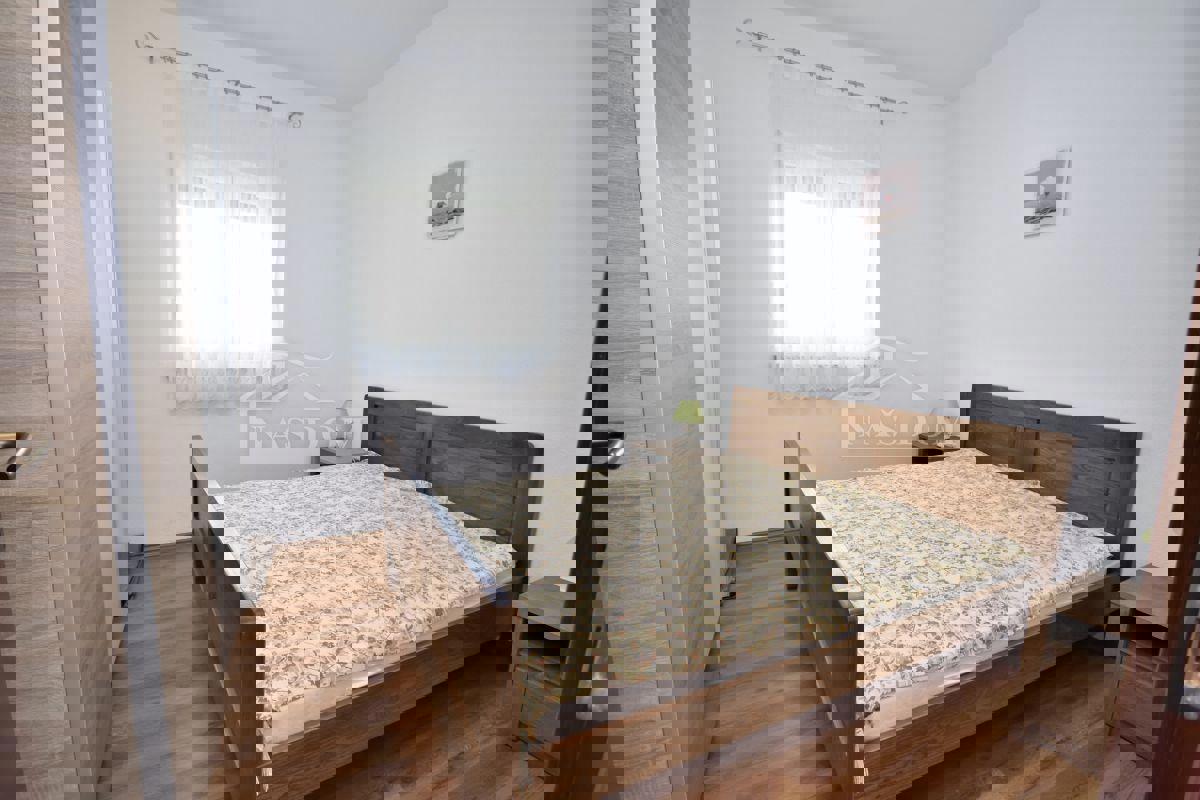 Vodice - Hiša s 5 apartmaji, pogled na morje