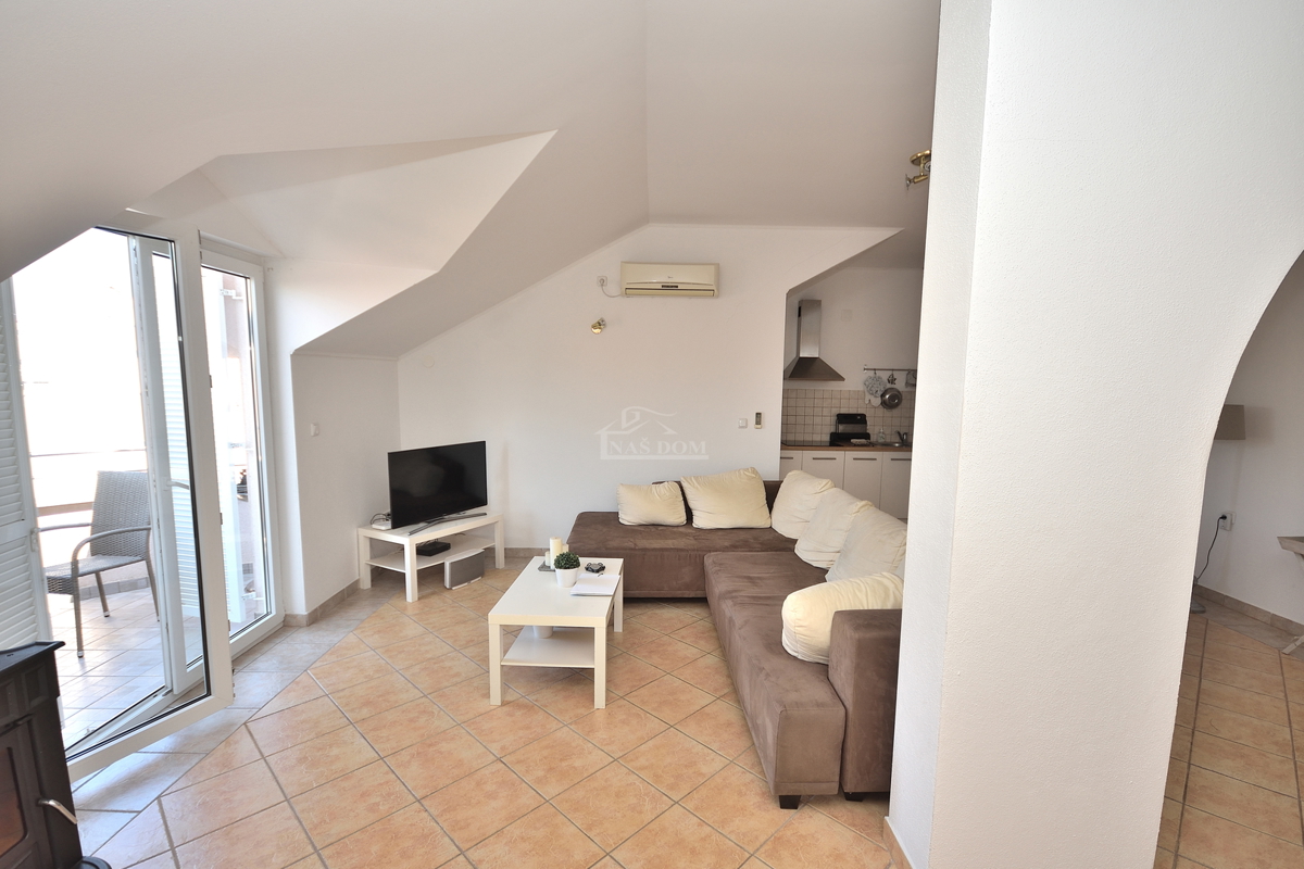 Vodice - Opremljeno udobno stanovanje 250 m od plaže