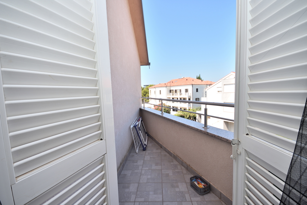 Vodice - Opremljeno udobno stanovanje 250 m od plaže