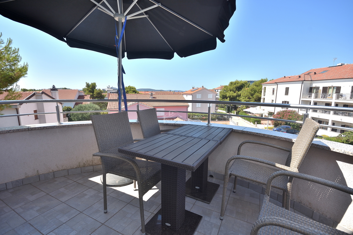 Vodice - Opremljeno udobno stanovanje 250 m od plaže