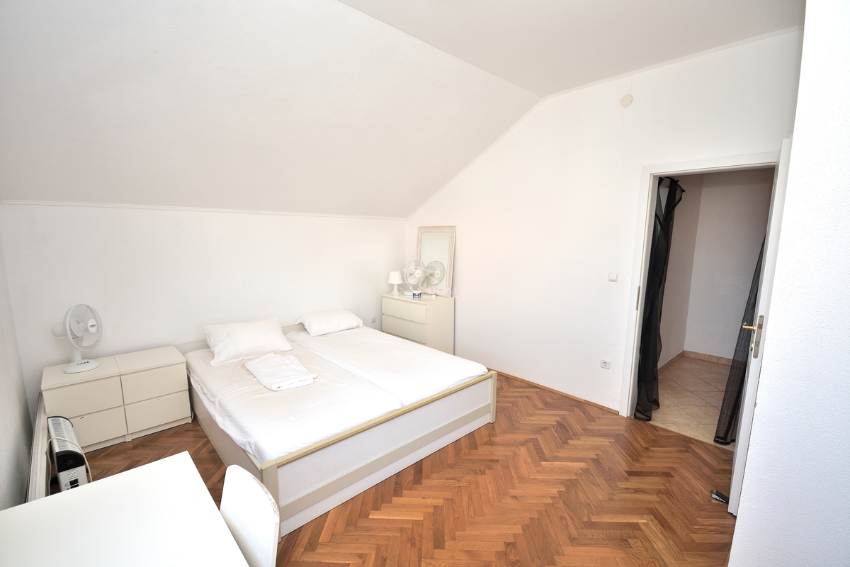 Vodice - Opremljeno udobno stanovanje 250 m od plaže