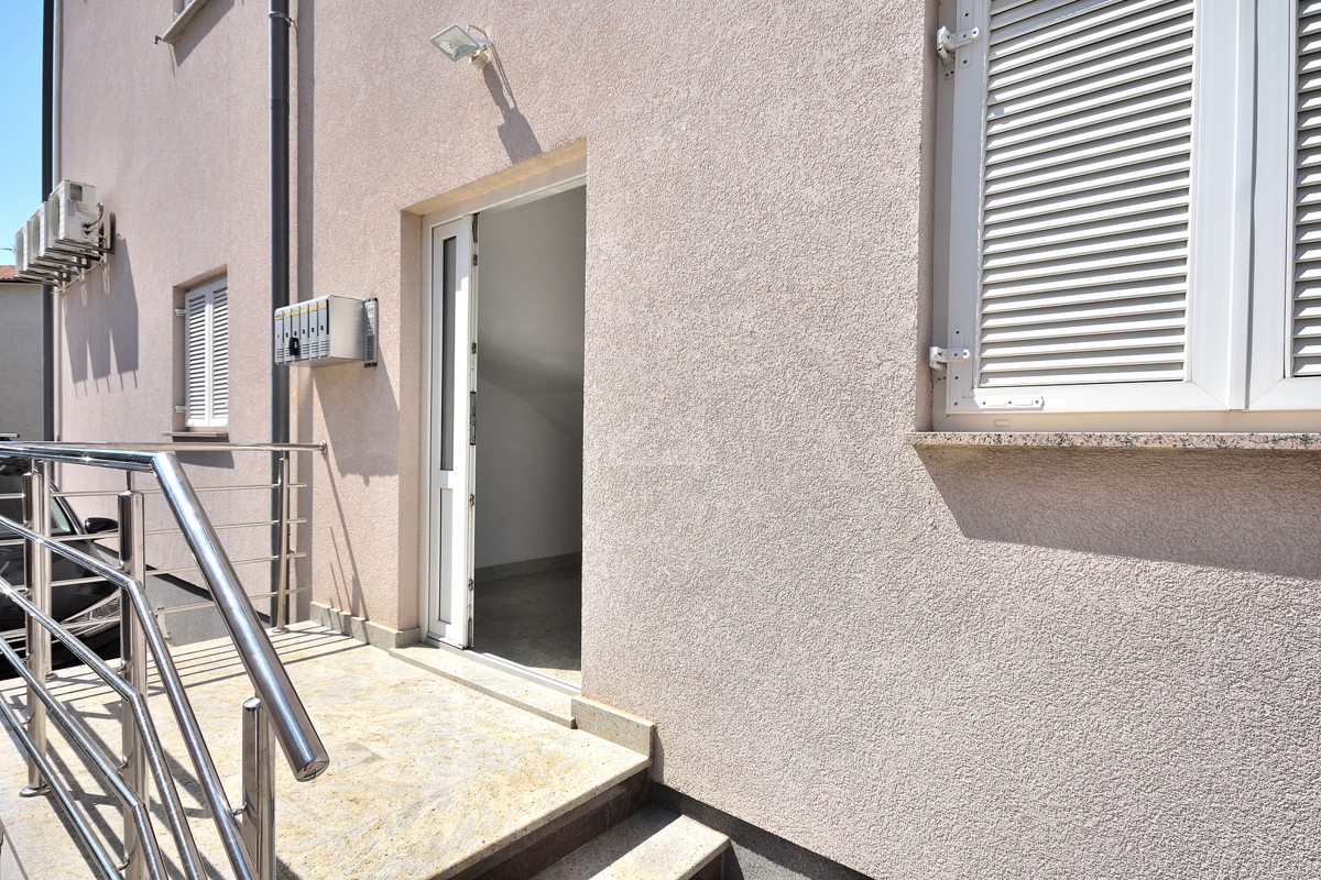 Vodice - Opremljeno udobno stanovanje 250 m od plaže