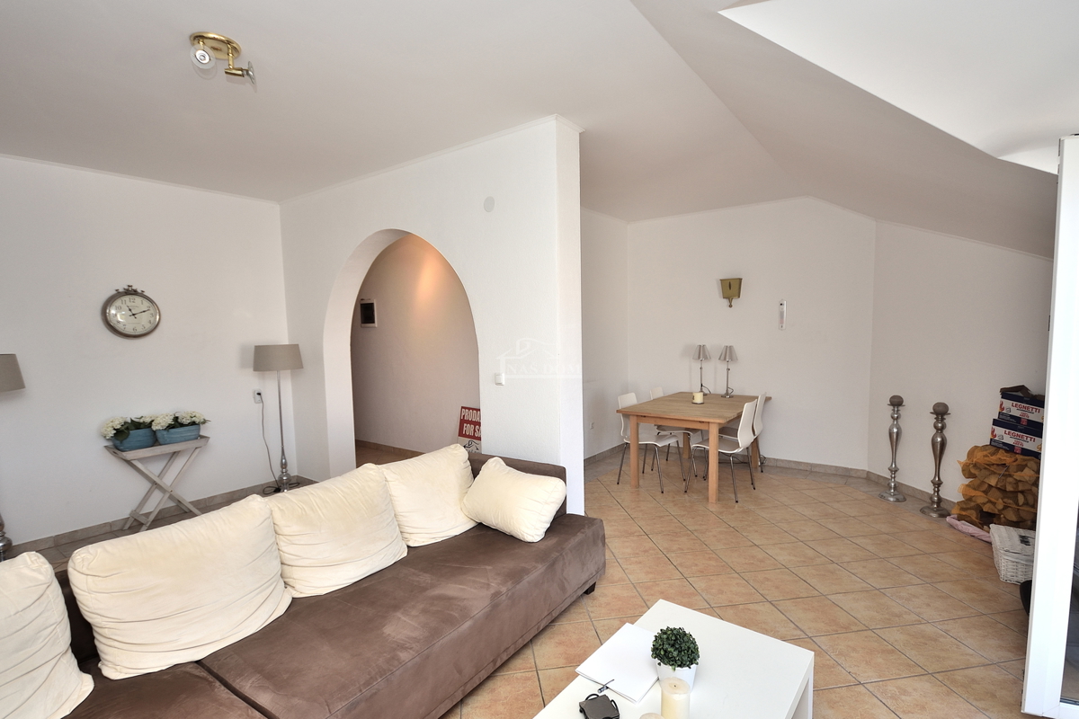 Vodice - Opremljeno udobno stanovanje 250 m od plaže