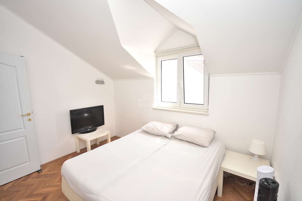 Vodice - Opremljeno udobno stanovanje 250 m od plaže