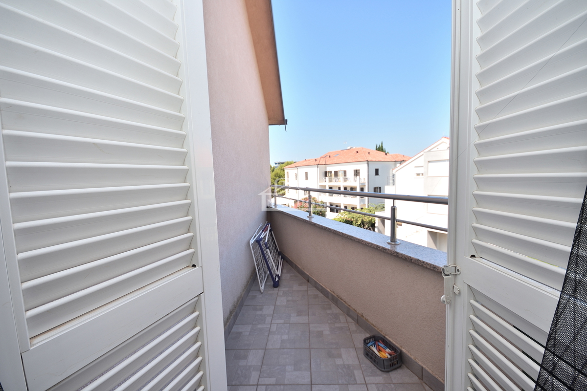 Vodice - Opremljeno udobno stanovanje 250 m od plaže
