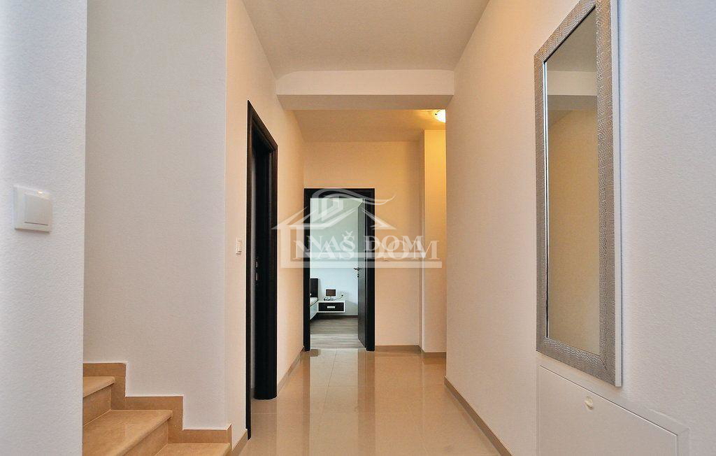 Debeljak, Sukošan - Vila s bazenom