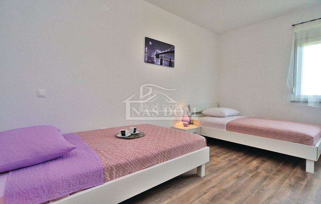 Debeljak, Sukošan - Vila s bazenom