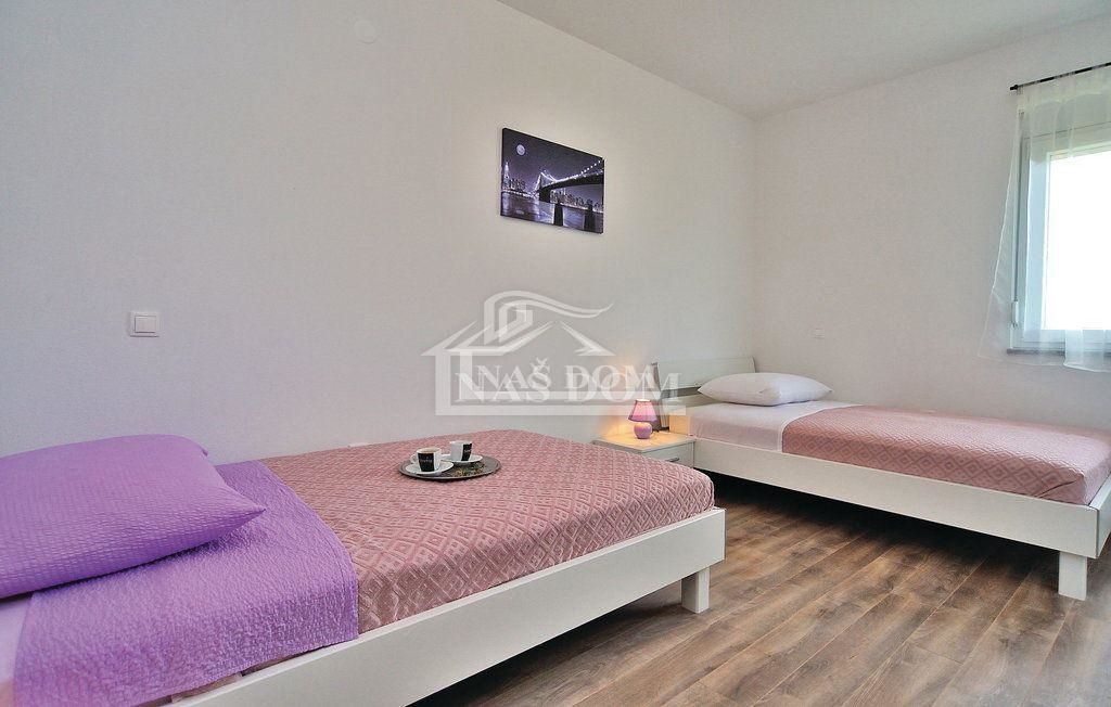 Debeljak, Sukošan - Vila s bazenom